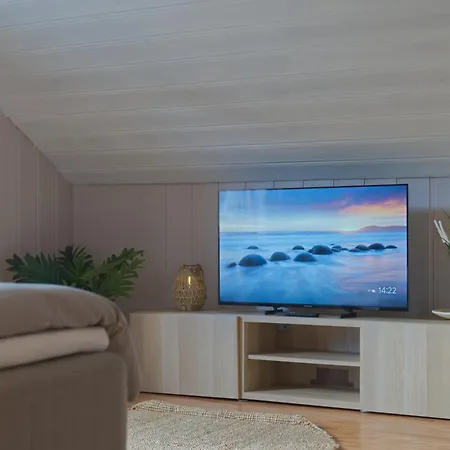 홈스테이 Cozy Nordic Attic With Smart Tv & Modern Bathroom *